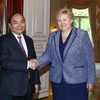 Thủ tướng Na Uy Erna Solberg đón Thủ tướng Nguyễn Xuân Phúc. (Ảnh: Thống Nhất/TTXVN)