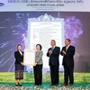 Ban lãnh đạo Công ty Lao-Jagro chính thức nhận giấy chứng nhận đầu tư do Bộ Kế hoạch và Đầu tư Lào cấp. (Nguồn: Vinamilk)