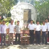 Đoàn công tác của TTXVN và lãnh đạo Tỉnh ủy Quảng Nam chụp ảnh tại Bia tưởng niệm các Liệt sỹ Thông tấn xã Giải Phóng. (Ảnh: Xuân Triệu/TTXVN)