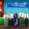 Ông Nguyễn Thanh Bình (đứng thứ hai từ bên phải qua) được bầu làm Chủ tịch Ủy ban Nhân dân tỉnh An Giang nhiệm kỳ 2016-2020. (Ảnh: Thanh Sang/TTXVN)
