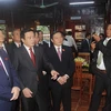 Các lãnh đạo Đảng và Nhà nước thăm nhà tưởng niệm đồng chí Hoàng Đình Giong ở xóm Nà Toàn, phường Đề Thám, thành phố Cao Bằng. (Ảnh: Quốc Đạt/TTXVN)