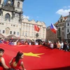 Quốc kỳ Việt Nam trên Quảng trường Phố cổ Prague. (Ảnh: Trần Hiếu/Vietnam+)
