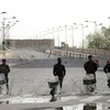 Cảnh sát chống bạo động Iraq gác tại cầu Jumhuriyah, nối giữa quảng trường Tahrir với Vùng Xanh ở thủ đô Baghdad. (Ảnh: AFP/TTXVN)