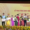 Lãnh đạo thành phố Hà Nội trao tặng danh hiệu vinh dự Nhà nước cho các nghệ nhân nhân dân. (Ảnh: Đinh Thuận/TTXVN)