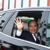 Thủ tướng Nguyễn Xuân Phúc kiểm tra chất lượng vận hành xe Vinfast. (Ảnh: Thống Nhất/TTXVN)