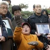 Một nạn nhân lao động cưỡng bức thời chiến trả lời phóng viên khi tới phiên tòa tại Seoul. (Ảnh: AP)