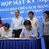 Ban Tuyên giáo Thành ủy Thành phố Hồ Chí Minh và Cơ quan TTXVN khu vực phía Nam ký kết Chương trình hợp tác truyền thông 2019. (Ảnh: Thành Chung/TTXVN)