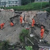 Lực lượng cứu hộ tìm kiếm các nạn nhân mắc kẹt trong trận động đất ở Nghi Tân, tỉnh Tứ Xuyên, Trung Quốc, ngày 18/6/2019. (Ảnh: THX/TTXVN)
