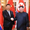 Nhà lãnh đạo Triều Tiên Kim Jong-un (phải) và Chủ tịch Trung Quốc Tập Cận Bình trước cuộc hội đàm tại Bình Nhưỡng ngày 20/6/2019. (Ảnh: THX/TTXVN)