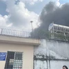 Hiện trường vụ cháy đã được khống chế và khói gặp gió lan ra. (Ảnh: Nguyễn Văn Việt/TTXVN)