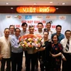Đại sứ Nguyễn Minh Vũ chụp ảnh lưu niệm với đại diện các doanh nghiệp, báo chí cộng đồng người Việt tại Đức. (Ảnh: Thanh Bình/TTXVN)