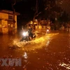 Nước ngập sâu tại đường Bạch Thái Bưởi, Khu đô thị Văn Quán, quận Hà Đông sau trận mưa lớn. (Ảnh: Phạm Kiên/TTXVN)