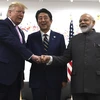 Thủ tướng Ấn Độ Narendra Modi (phải) gặp Tổng thống Mỹ Donald Trump và Thủ tướng Nhật Bản Shinzo Abe. (Nguồn: VOA)