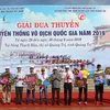 Ban tổ chức tặng quà lưu niệm cho các đội thi. (Ảnh: Trịnh Bang Nhiệm/TTXVN)