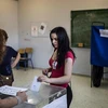 Cử tri Hy Lạp bỏ phiếu tại điểm bầu cử ở Athens ngày 7/7. (Ảnh: AFP/TTXVN)