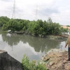 Khu vực nhánh sông Vàm Hưng Mỹ, khu phố Phú Hà, phường Mỹ Xuân bị ô nhiễm trầm trọng do doanh nghiệp xả thải trực tiếp. (Ảnh: Hoàng Nhị/TTXVN)