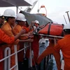 Lực lượng cứu hộ đưa nạn nhân từ tàu SAR 274 lên bờ để chuyển tiếp vào bệnh viện tại Đà Nẵng điều trị. (Ảnh: TTXVN)