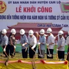 Lãnh đạo tỉnh Quảng Trị cùng lãnh đạo huyện Cam Lộ và các ban, ngành làm lễ khởi công công trình. (Ảnh: Trịnh Bang Nhiệm/TTXVN)