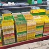 Lực lượng chức năng lập biên bản xử lý vụ vận chuyển trái phép 35.000 con vịt giống từ Trung Quốc về Việt Nam tiêu thụ. (Ảnh: TTXVN)