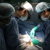 Các bác sỹ Bệnh viện Y dược Thành phố Hồ Chí Minh phẫu thuật lấy khối u tim hiếm gặp cho bệnh nhi 4 tháng tuổi. (Ảnh: TTXVN)