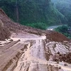 Sạt lở đất đá tại km 292+100, Quốc lộ 4H làm tê liệt tuyến đường chính vào huyện Mường Tè, tỉnh Lai Châu. (Ảnh: Việt Hoàng/TTXVN)