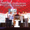 Các đại biểu ấn nút khai mạc Festival văn hóa ẩm thực du lịch quốc tế-Nghệ An 2019. (Ảnh: Bích Huệ/TTXVN)