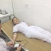 Điều dưỡng Bệnh viện Đa khoa khu vực Tây Bắc Nghệ An hiến máu để cứu bệnh nhân. (Ảnh: TTXVN)