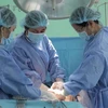Các bác sỹ phẫu thuật mổ lấy thai cho bệnh nhân N.T.Đ ngày 30/6/2019. (Ảnh: TTXVN)
