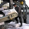Công nhân bốc dỡ hàng viện trợ của Chương trình Lương thực thế giới tại cảng Nampo, Triều Tiên. (Nguồn: AFP/TTXVN)