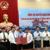 Bộ Thông tin và Truyền thông trao thỏa thuận hợp tác với tỉnh Quảng Ninh. (Ảnh: TTXVN)