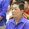 Bị cáo Nguyễn Kim Hưng (tức Hưng 'kính') khai báo tại tòa. (Ảnh: Doãn Tấn/TTXVN)