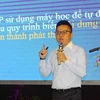 Phó Tổng Giám đốc TTXVN Lê Quốc Minh trình bày tham luận 'Trí tuệ nhân tạo và báo chí-Xu hướng thế giới và chiến lược của TTXVN.' (Ảnh: Tá Chuyên/TTXVN)