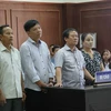 Bị cáo Đỗ Lý Nhi, Lê Xuân Thành, Trương Huy Liệu (người thứ 3 từ trái sang phải) và Trần Thị Dung (nữ) nghe tòa tuyên án tại buổi xử. (Ảnh: Trần Lê Lâm/TTXVN)