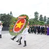 Các đại biểu thực hiện nghi thức dâng hoa tưởng niệm các anh hùng liệt sỹ tại Nghĩa trang Liệt sỹ thành phố. (Nguồn: hcmcpv.org.vn)