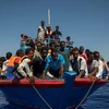 Một tàu chở người di cư trên Địa Trung Hải, ngoài khơi bờ biển Libya. (Ảnh: AFP/TTXVN)