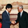 Ông Võ Văn Hoan, Phó Chủ tịch Ủy ban Nhân dân Thành phố Hồ Chí Minh (phải) tiếp ông Norikazu Suzuki, Thứ trưởng Bộ Ngoại giao Nhật Bản. (Ảnh: Xuân Khu/TTXVN)