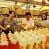 Người dân mua sắm tại phiên chợ hàng Việt. (Ảnh minh họa: Thanh Sang/TTXVN)