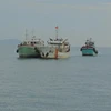 Tàu kiểm ngư KN 413 lai dắt hai tàu cá của ngư dân Khánh Hòa vào bờ. (Ảnh: Phan Sáu/TTXVN)