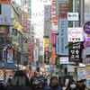 Người dân mua sắm hàng hóa tại khu vực Myeongdong, thủ đô Seoul, Hàn Quốc. (Nguồn: Yonhap/TTXVN)