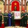 Phó Chủ tịch nước Đặng Thị Ngọc Thịnh tặng bức ảnh chân dung Chủ tịch Hồ Chí Minh cho Ban liên lạc truyền thống Hội Cựu chiến binh Sư đoàn 308. (Ảnh: Dương Giang/TTXVN)