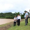 Đoàn công tác của Tổng cục Thủy lợi kiểm tra an toàn hồ, đập tại hồ chứa Ea Tla, huyện Cư Kuin, tỉnh Đắk Lắk. (Ảnh: Tuấn Anh/TTXVN)