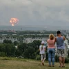 Khói lửa bốc lên sau vụ nổ kho đạn ở gần thành phố Achinsk thuộc tỉnh Krasnoyarsk, vùng Siberia, Nga ngày 9/8/2019. (Ảnh: AP/TTXVN)