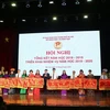Ông Nguyễn Đức Chung, Ủy viên Trung ương Đảng, Chủ tịch UBND thành phố Hà Nội, Phó Bí thư Thành ủy Hà Nội trao Cờ thi đua của UBND thành phố Hà Nội cho các đơn vị xuất sắc trong phong trào thi đua. (Ảnh: Thành Đạt/TTXVN)