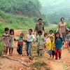 Các thầy cô đưa trẻ em nghèo, trẻ em dân tộc thiểu số đến trường. (Ảnh minh họa: Nguyễn Thủy/TTXVN)