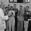 Chủ tịch Hồ Chí Minh gặp mặt thân mật các đại biểu dự Đại hội liên hoan Anh hùng, Chiến sỹ thi đua ngành nông nghiệp và Đổi công toàn quốc tại Hà Nội, ngày 23/5/1957. (Ảnh: Tư liệu TTXVN)