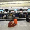Hành khách mắc kẹt tại Sân bay quốc tế Hong Kong, Trung Quốc ngày 13/8, sau khi các chuyến bay bị hủy do người biểu tình tràn vào sân bay này. (Ảnh: THX/TTXVN)