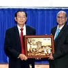 Ông Huỳnh Thành Lập (bên trái), Chủ tịch Hội hữu nghị Việt Nam-Ấn Độ Thành phố Hồ Chí Minh tặng quà cho ông Sri Pallab Sengupta, Tổng Thư ký Tổ chức Hòa bình và Đoàn kết toàn Ấn Độ. (Ảnh: Xuân Khu/TTXVN)