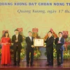 Phó Thủ tướng Vương Đình Huệ trao Bằng công nhận huyện nông thôn mới cho lãnh đạo huyện Quảng Xương, tỉnh Thanh Hóa. (Ảnh: Trịnh Duy Hưng/TTXVN)