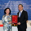 Bà Trương Thị Mai tặng quà lưu niệm cho Đại sứ quán Việt Nam tại Qatar. (Ảnh: Ngự Bình/TTXVN)