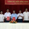 Tỉnh ủy Kiên Giang và Bộ Tư lệnh Cảnh sát biển ký kết phối hợp thực hiện. (Ảnh: Lê Sen/TTXVN)